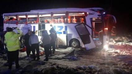 Sivas'ta yolcu otobüsü devrildi! Yaralılar var
