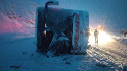 Sivas'ta yolcu otobüsü devrildi: 8'i ağır, 34 kişi yaralı