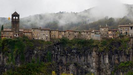 Uçurumun üzerindeki köy: Castellfollit de la Roca