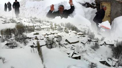 Muş'ta kar bir köyü yuttu