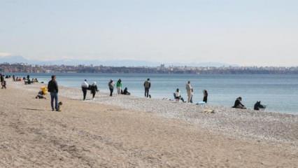 Antalya'da vatandaşlar ve turistler güneşli havanın keyfini çıkardı
