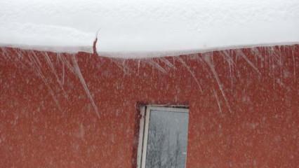 Ardahan’da çatılarda oluşan buz sarkıtları korkutuyor