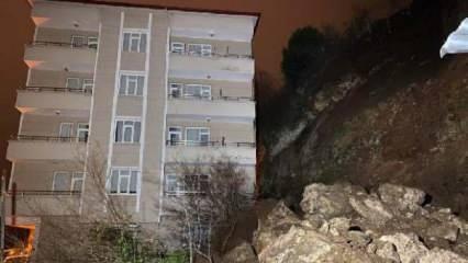 Heyelanda kayaların yanına düştüğü 5 katlı bina tahliye edildi