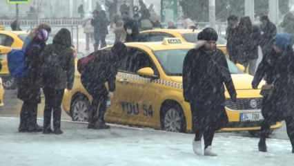 Taksiler yine fırsatçılık peşinde: Kar yağışında taksimetre açmadılar