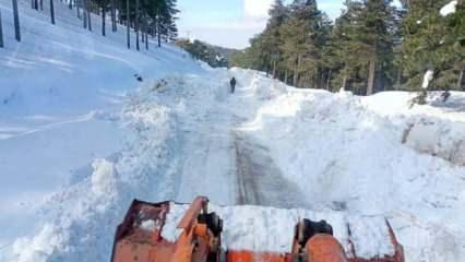 Amanoslar'da karla mücadele sürüyor, kapanan yollar açılıyor