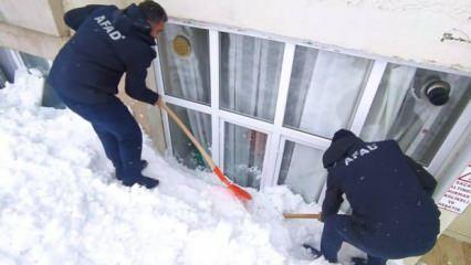 Bitlis’te kar kütlesi pencerelerini kırdı, AFAD yardıma koştu  