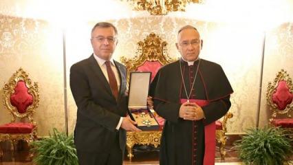 Büyükelçi Lütfullah Göktaş'a Vatikan Devlet Nişanı verildi