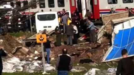 Kamyonetle tren çarpıştı: 2 kişi yaralandı, 41 küçükbaş hayvan öldü