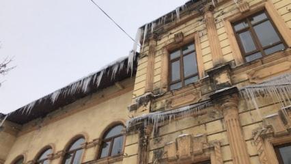 Kars’ta tarihi binada oluşan buz sarkıtları görenleri korkutuyor