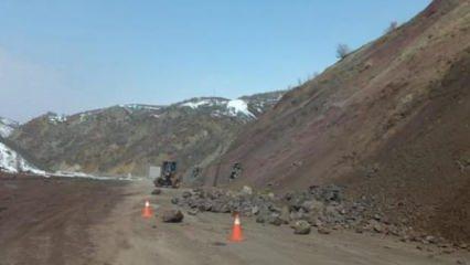 Tunceli-Erzincan karayoluna kayalar düştü: Yol kapandı