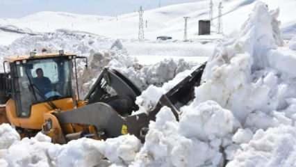 Bitlis'te 6 metrelik karla mücadele