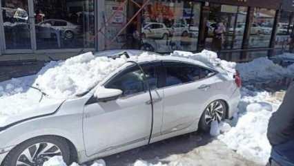 Çatıdan üzerlerine kar yığını düşen 4 araç hasar gördü