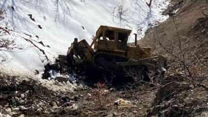 Elazığ'da iş makinesi şarampole devrildi, operatör öldü