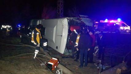 Erzincan'da yolcu otobüsü devrildi: 1 ölü, 33 yaralı
