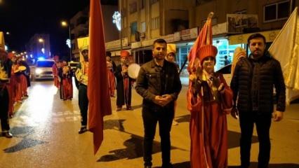 İmam hatipli öğrenciler Erzinli vatandaşları mehter marşı ile sahura kaldırdı
