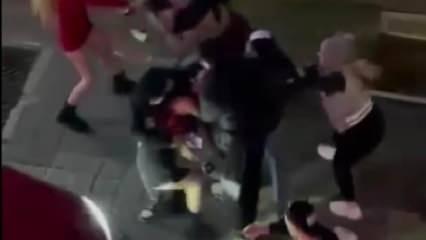 Kadıköy’de kızların saç saça baş başa kavgası kamerada
