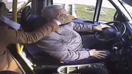 Kadın yolcu seyir halindeki minibüs şoförünü tokatladı!