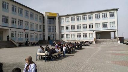 Nevşehir'de farkındalık için okul bahçesinde kitap okudular