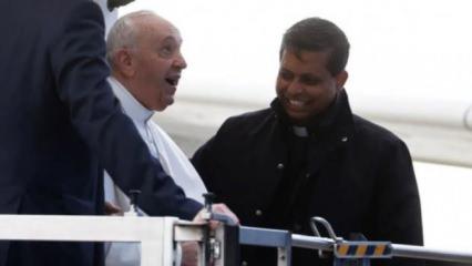 Papa kendisini Malta'ya götüren uçağa asansörle bindi 