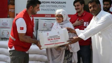 Türk Kızılaydan Pakistan'da 150 göçmen aileye gıda yardımı