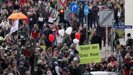 Almanya'da aşı protestosu yasası reddedildi, meydan panayıra döndü