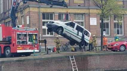 Hollanda'da minibüs kanala düştü