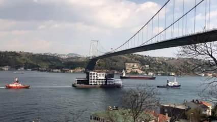 İstanbul boğazından geçen ilginç yük gemisi tüm gözleri üzerine topladı