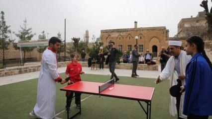 Mardin'de imam ve kilise görevlisi tarihi cami ve kilisede masa tenisi oynadı