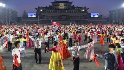Kuzey Koreliler, ölen liderlerinin doğum gününü dans ederek kutladı