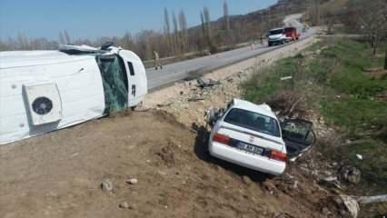 Amasya'da minibüsle otomobil çarpıştı