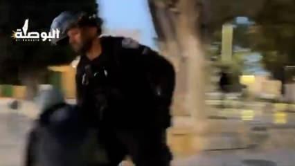 İsrail askerinin Mescid-i Aksa'da kıza saldırdığı an