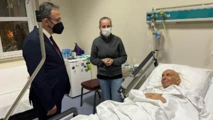Bakan Kasapoğlu, foto muhabiri Vedat Yangın’ı ziyaret etti