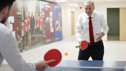 Başkan Erdoğan gençlerle buluştu! Masa tenisi oynadı