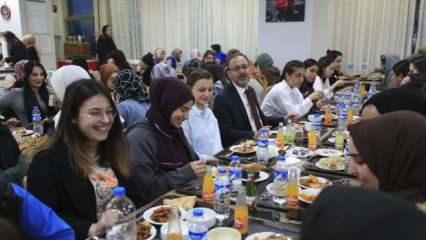 Gençlik ve Spor Bakanı Kasapoğlu, Erzurum'da öğrencilerle iftar yaptı