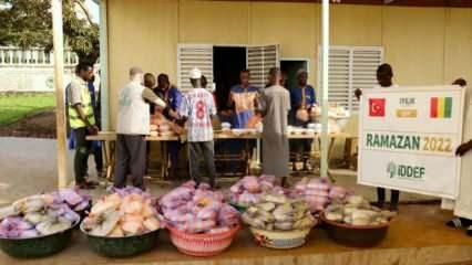 İDDEF, Gine'de her gün 3 bin kişiye iftar veriyor