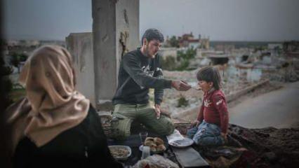 İdlib'de enkaz arasında iftar