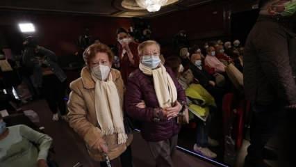 İspanya, 700 gün sonra kapalı alanda maske zorunluluğunu kaldırdı