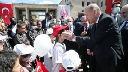 Cumhurbaşkanı Erdoğan'ın çocuklarla sohbeti tebessüm ettirdi