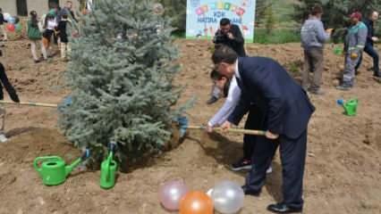 Kamu Başdenetçisi Malkoç, ilkokul öğrencileriyle bir araya gelerek ağaç dikti
