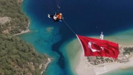 Ölüdeniz'de paraşüt pilotları gökyüzünde bayrak açtı