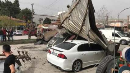 Sivas'ta kuvvetli rüzgar; uçan çatılar araçların üzerine düştü
