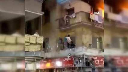 Mısır'da yangın: Balkondan atladı