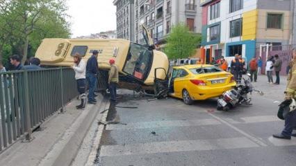 Eyüpsultan'da yolcu dolu minibüs karşı şeride geçerek taksiye çarptı: 4 yaralı!