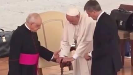 Papa ayakta durmakta zorlandı