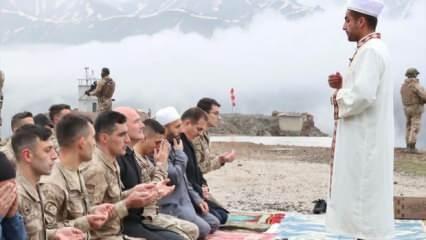 Bakan Soylu, bayram namazını İran sınırında Zirvin Tepe Üs Bölgesi'ndeki askerlerle kıldı