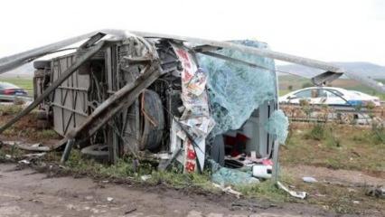 Gaziantep'te TIR'la çarpışan yolcu otobüsü devrildi: 14 yaralı