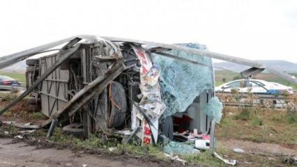 Gaziantep'te yolcu otobüsü, TIR'la çarpıştı: 14 yaralı 