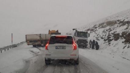 Kar yağışı etkili oluyor! Güzeldere yolu trafiğe kapatıldı