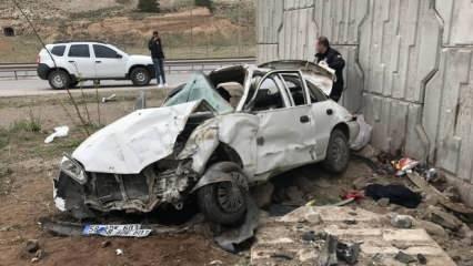 Sivas’ta feci kaza! Otomobil, üst geçidin duvarına çarptı
