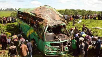 Uganda'da otobüsün devrilmesi sonucu 20 kişi hayatını kaybetti